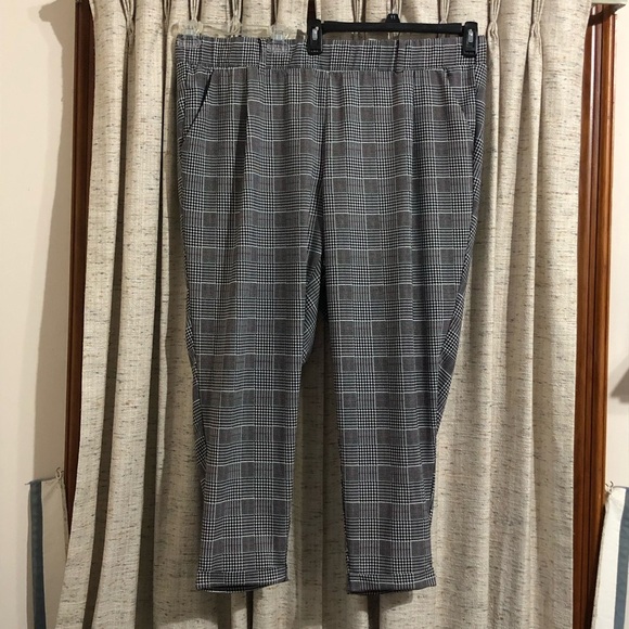 torrid Pants - Torrid Houndstooth Cigarette Pant
